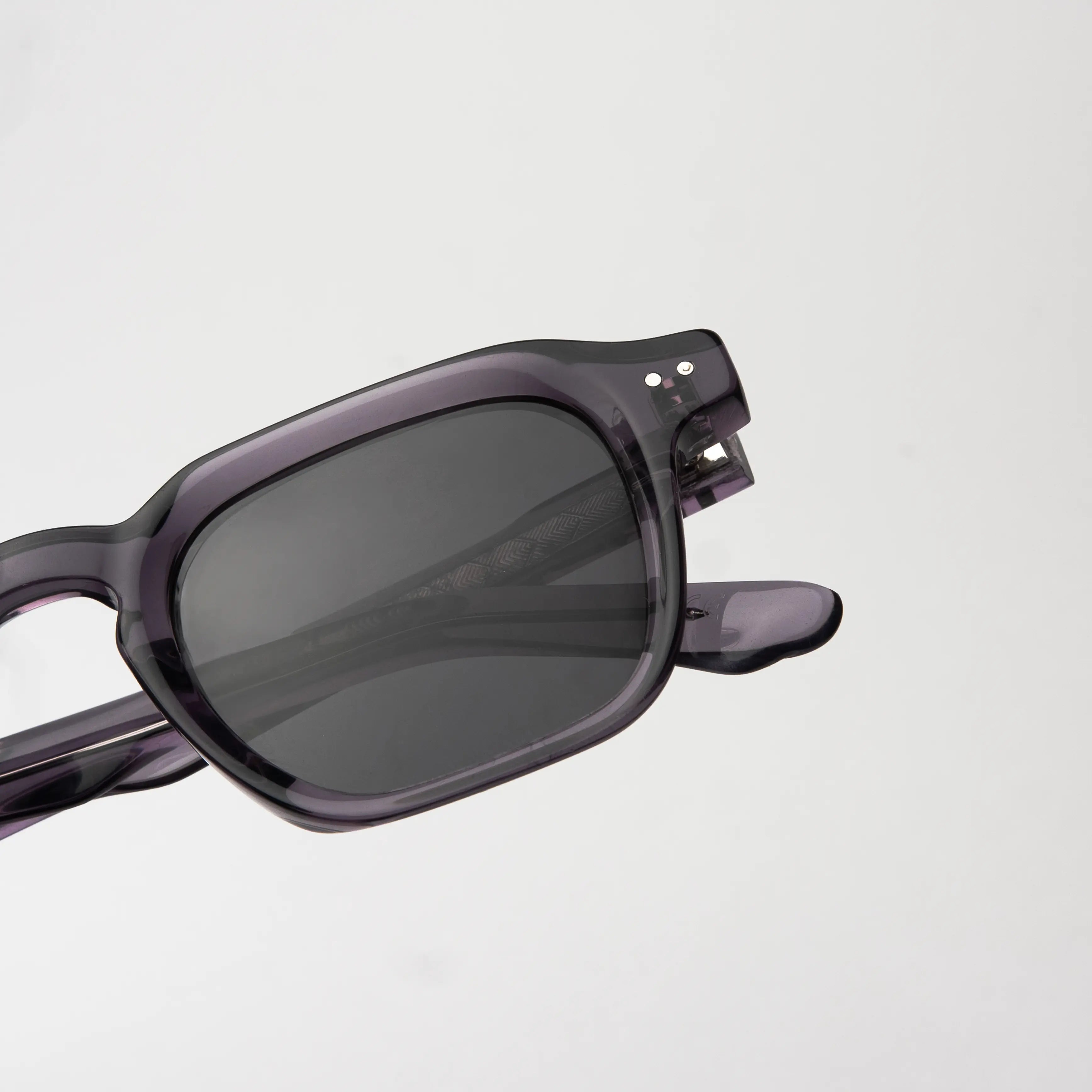 Outlaw Silver Sunglasses, gafas de sol con montura rectangular y lentes oscuros, elegancia sutil.