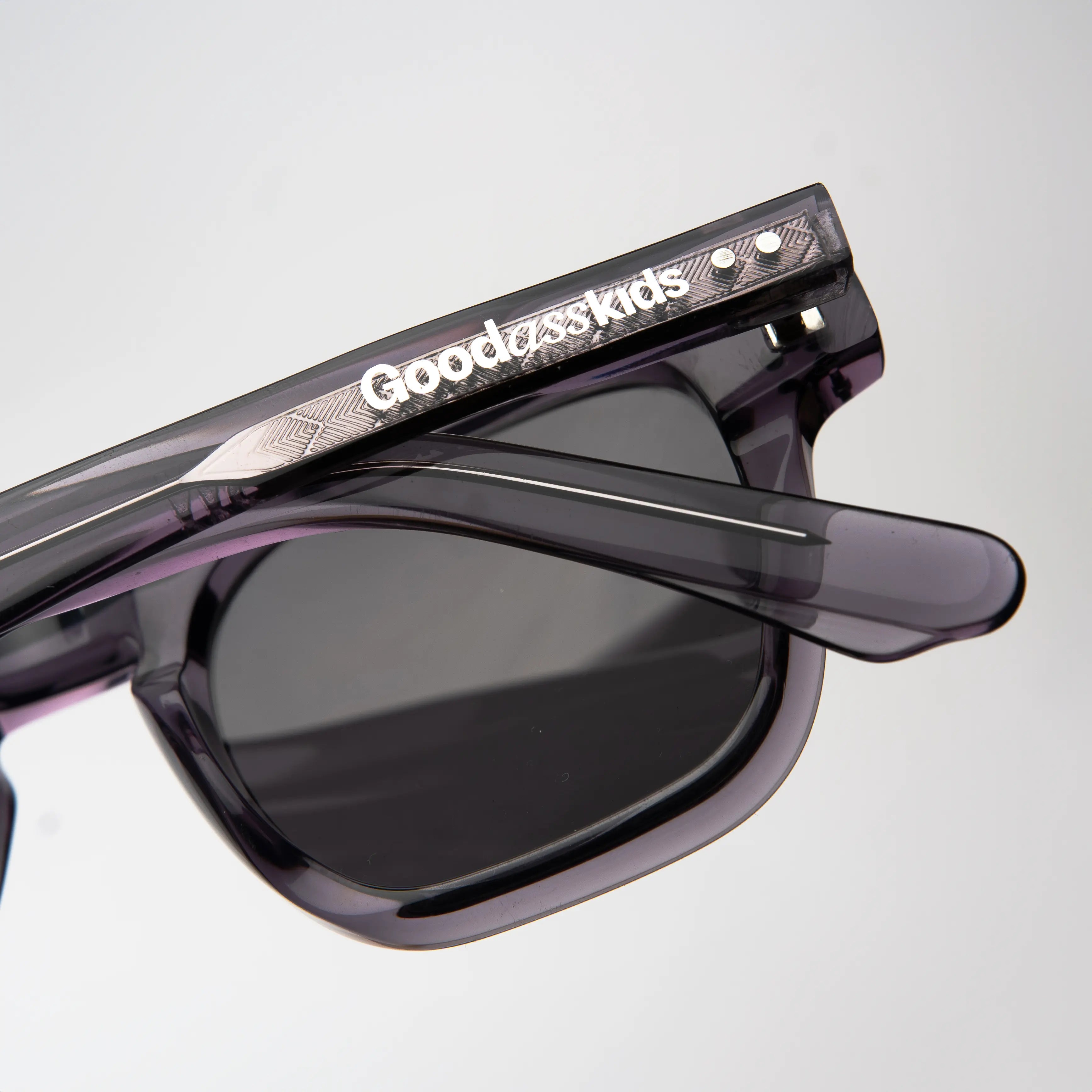 Outlaw Silver Sunglasses, gafas de sol con montura rectangular y lentes oscuros, elegancia sutil.