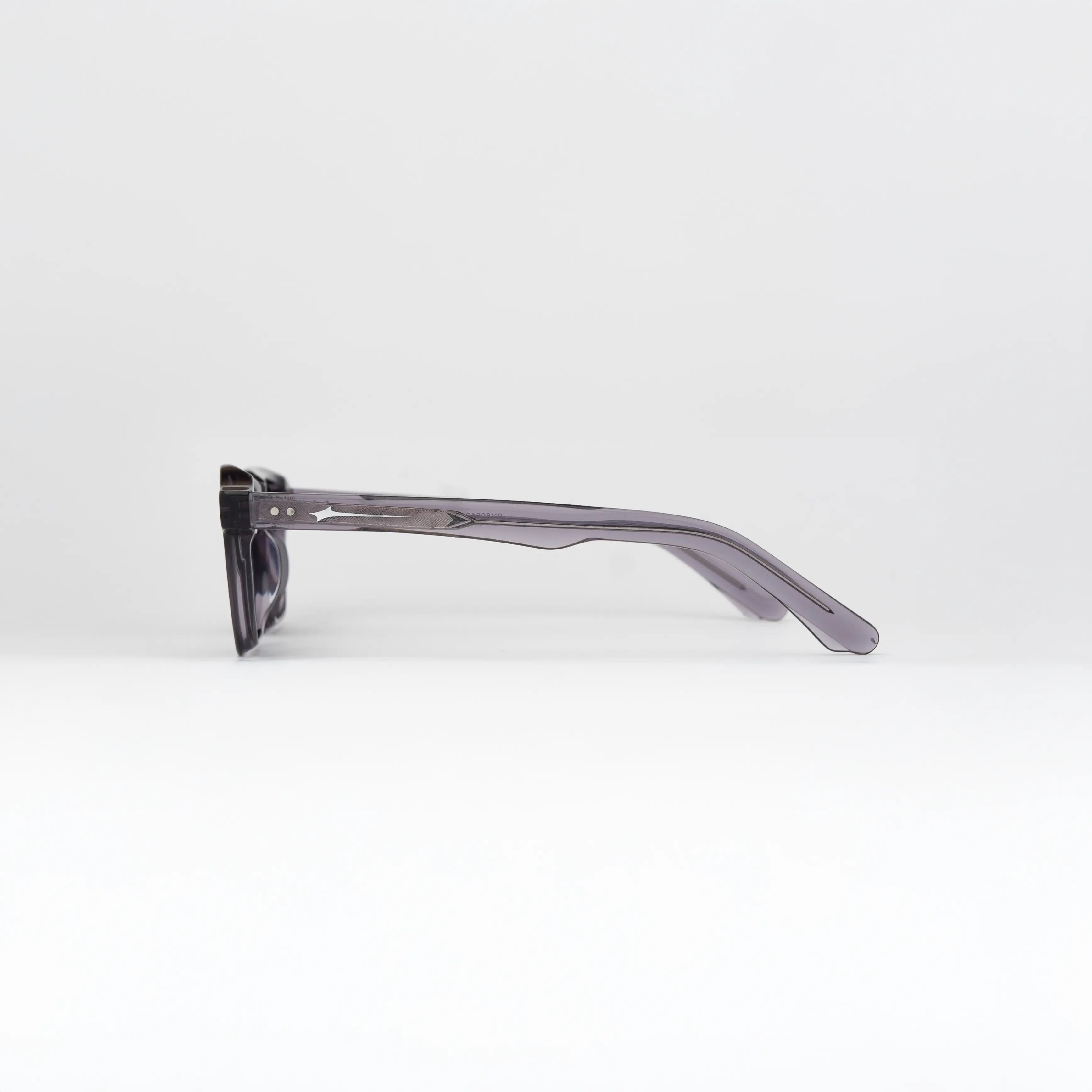Outlaw Silver Sunglasses, gafas de sol con montura rectangular y lentes oscuros, elegancia sutil.