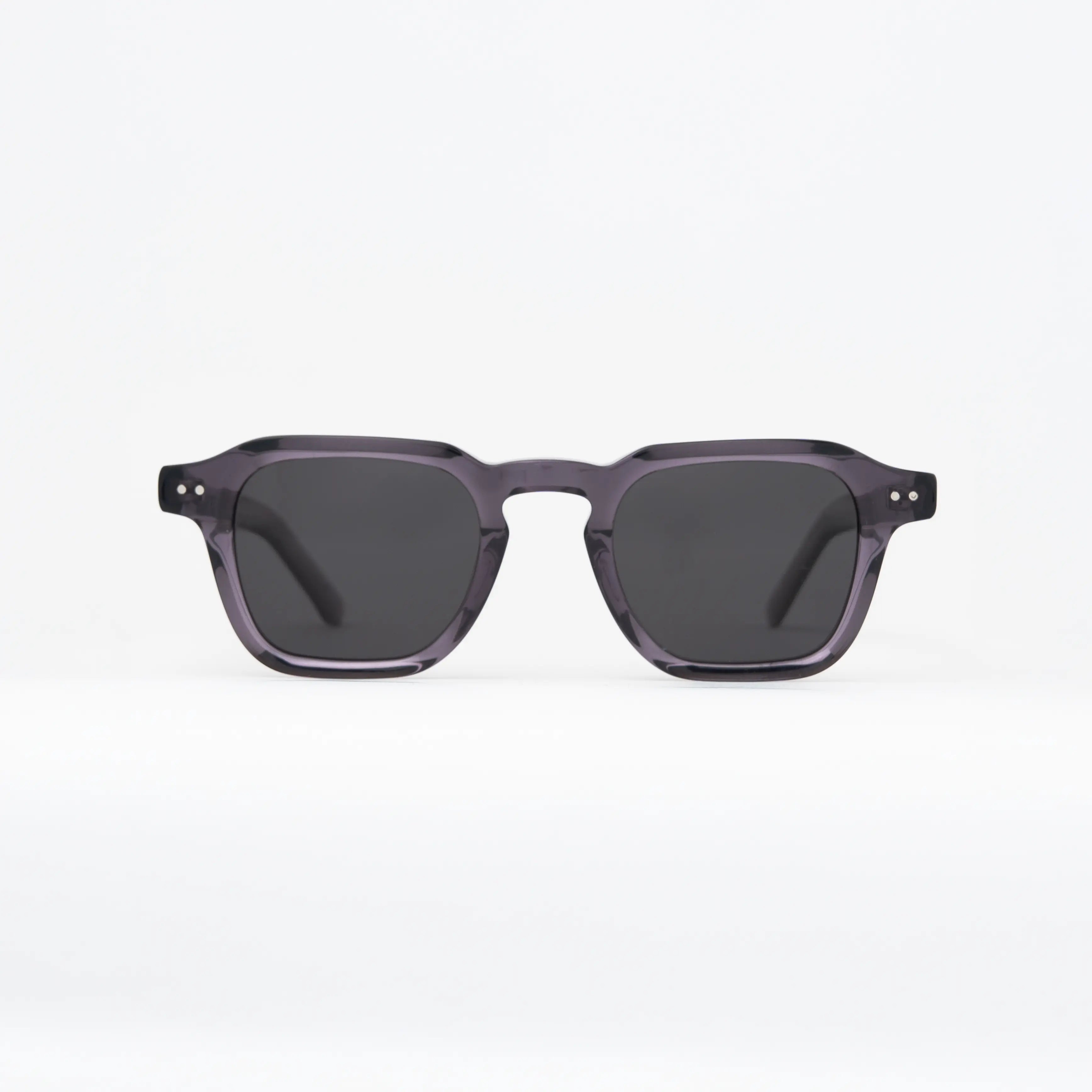 Outlaw Silver Sunglasses, gafas de sol con montura rectangular y lentes oscuros, elegancia sutil.