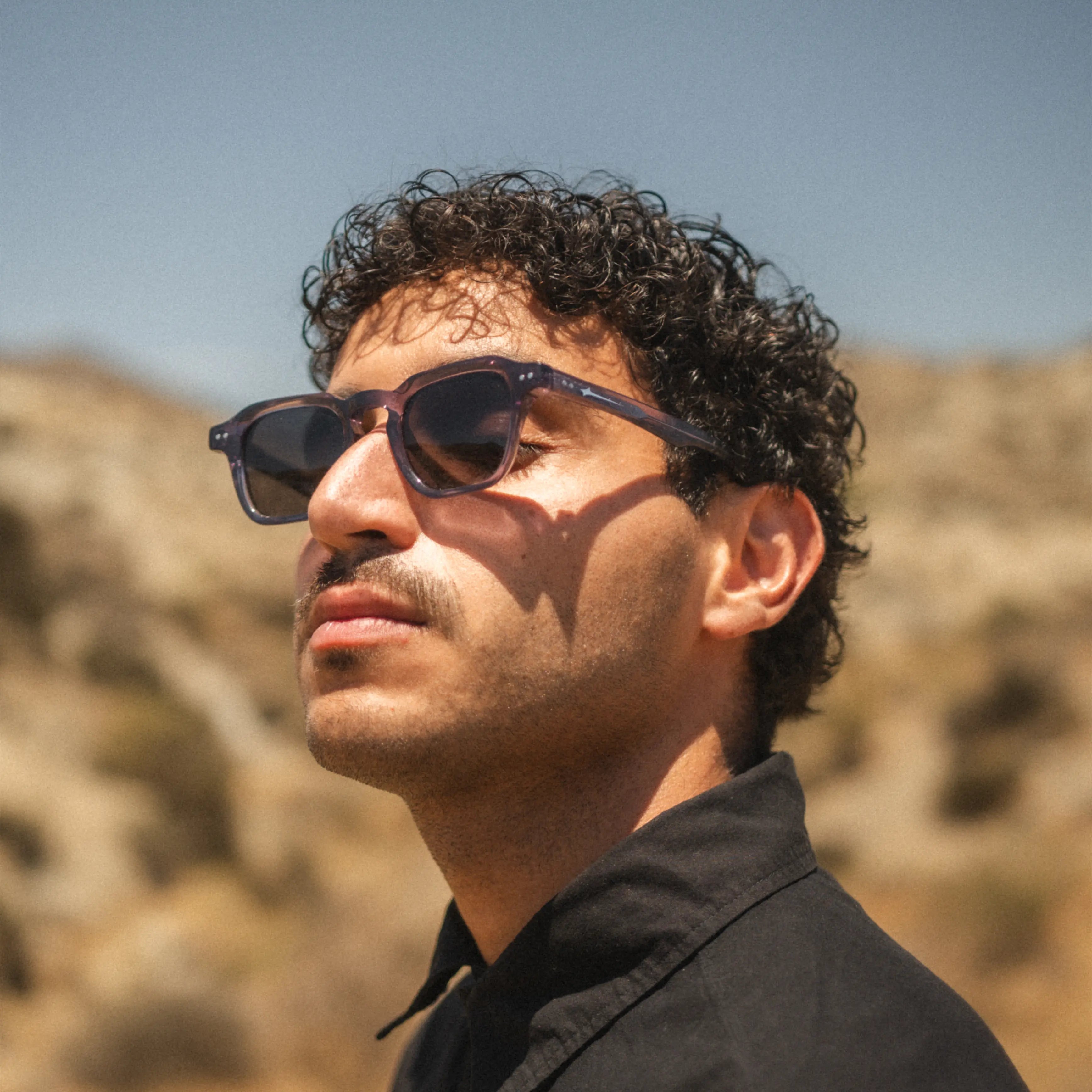Outlaw Silver Sunglasses, gafas de sol con montura rectangular y lentes oscuros, elegancia sutil.
